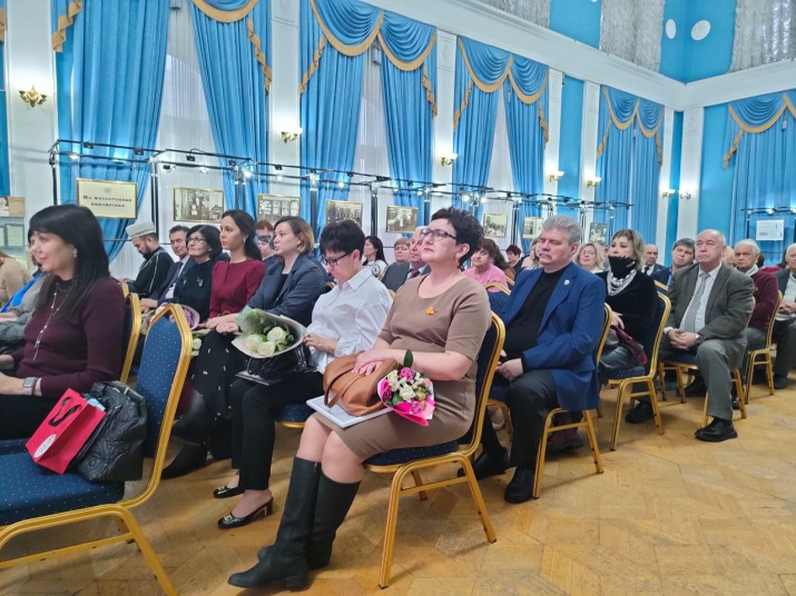 Полный зал приглашённых гостей