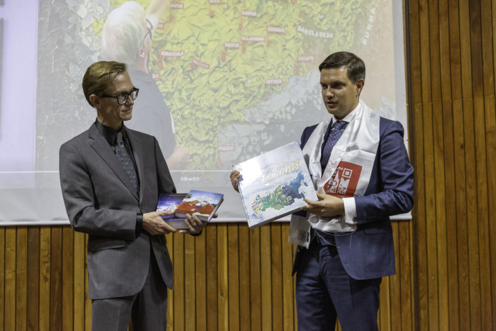 Ivan Chaika presents the publications of the Russian Geographical Society. Photo: Dmitry Gritsenko