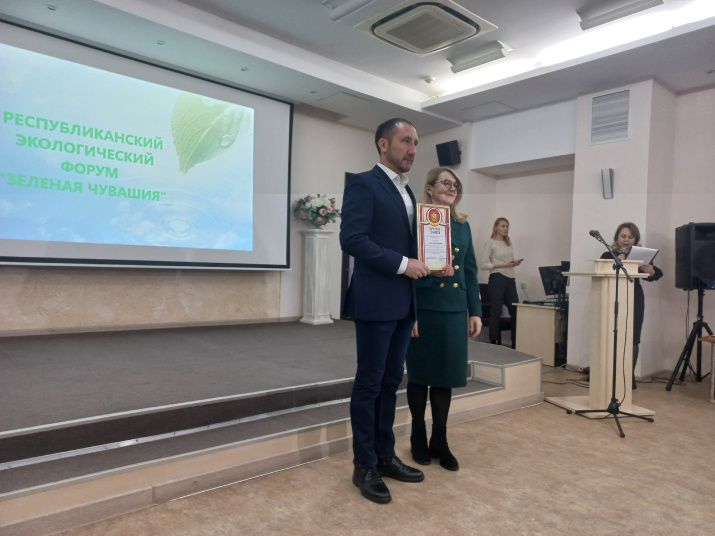 Елена Дымза награждает Дмитрия Алексеева. Фото из архива ЧувРО РГО Елена Дымза награждает Дмитрия Алексеева. Фото из архива ЧувРО РГО