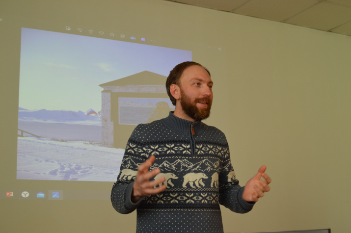 Режиссёр Станислав Шуберт выступает перед студентами. Фото Екатерины Вронской