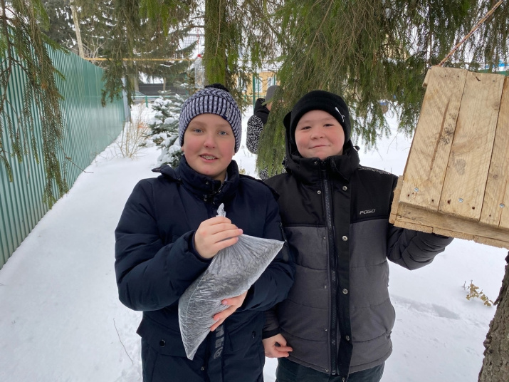 Школьники развесили кормушки, наполнив их семечками. Фото: Екатерина Олейник. Школьники развесили кормушки, наполнив их семечками. Фото: Екатерина Олейник.