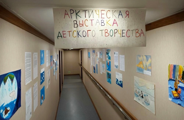 Выставка детских рисунков на дрейфующей станции "СП-41"