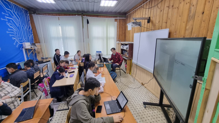 Владимир Сафонов рассказывает о птицах Вилюя. Фото: Т. Местникова