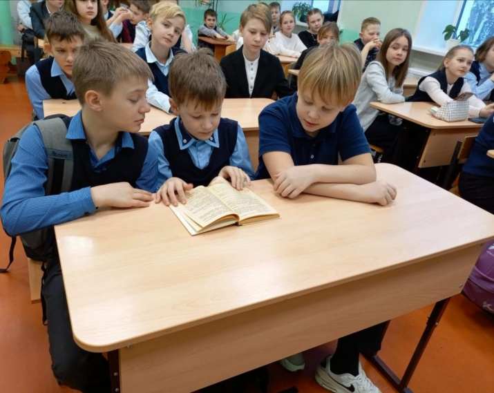 Школьники читают рассказы А. Гайдара. Фото: Нерехтское местное отделение РГО