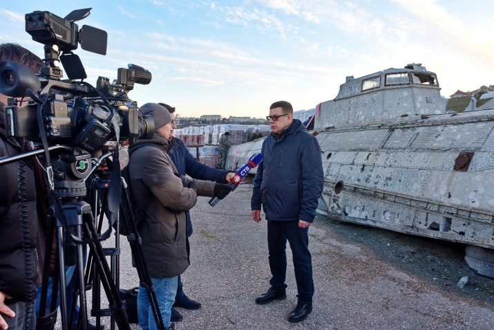 Владимир Воробьёв во время транспортировки катера на батарею, фото: Ю.Югансон