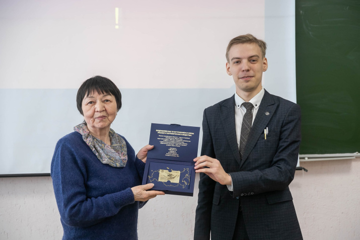 Вручение членского билета РГО старшему преподавателю кафедры экологии, географии и природопользования Зимфире Тимербаевой. Фото: пресс-служба БГПУ им. М. Акмуллы