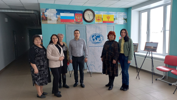 В фойе школы развернулась фотовыставка об экспедициях ЧувРО РГО. Фото ЧувРО РГО