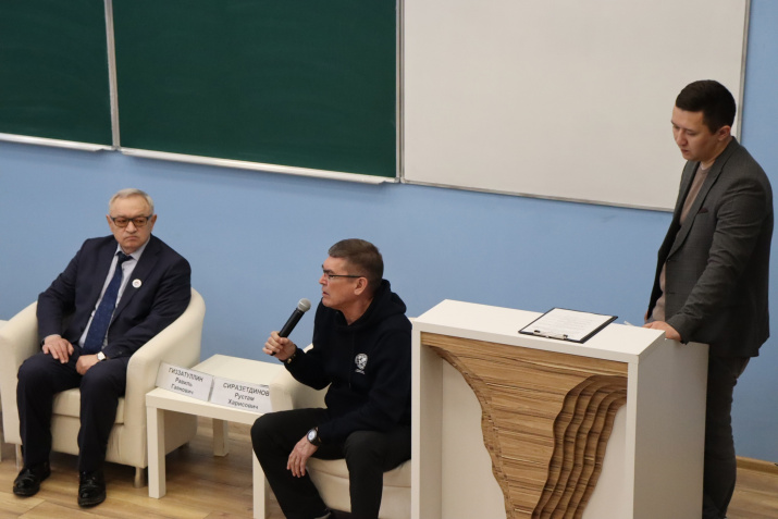 Рустам Сиразетдинов - участник гуманитарного автопробега - рассказывает студентам о  том, что сам видел. Фото: пресс-служба БГПУ им. М. Акмуллы
