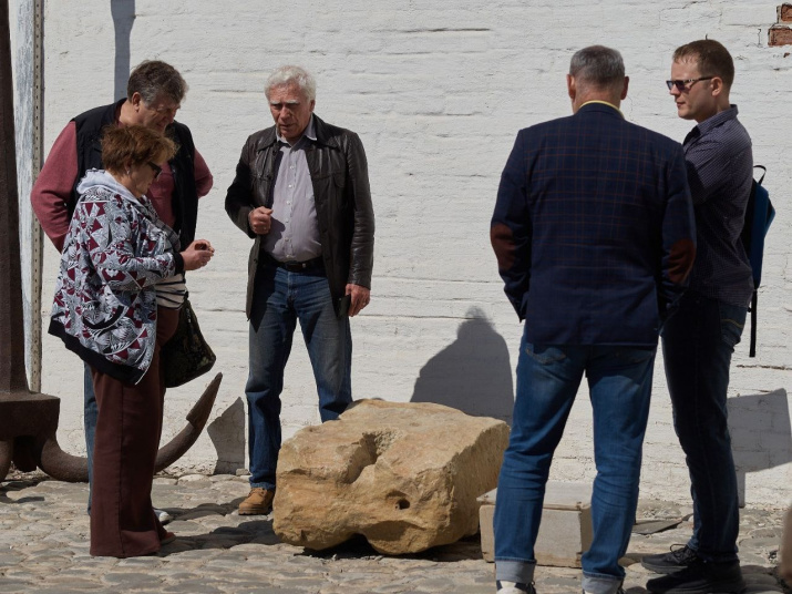 Пётр Иванович проводит импровизированную лекцию для туристов в Кремле