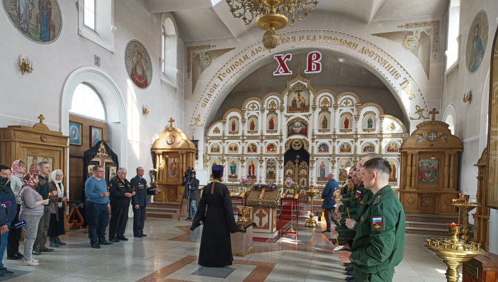 Члены Артёмовского местного отделения ПКО РГО-ОИАК и воины Российской Армии в\части 61230 - «Рассвет» во время богослужения