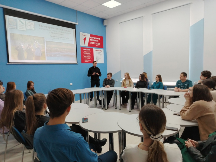Евгений Скляр на встрече рассказал о любительской орнитологии. Фото: КОО РГО.
