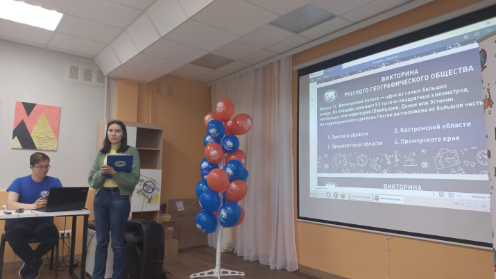 Е. Никитина проводит Географическую викторину. Фото Чувашского республиканского отделения РГО