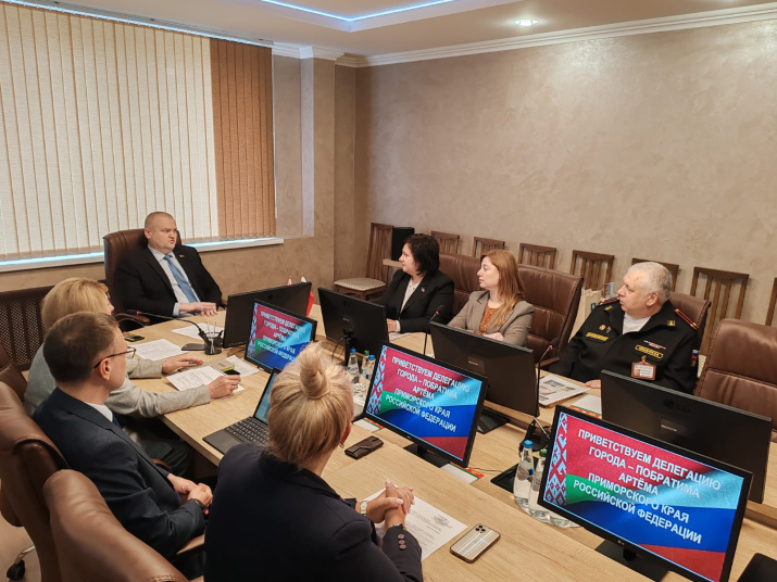 Председатель Борисовского районного исполкома Николай Карпович принимает артёмовскую делегацию 7 мая 2024 г. (слева направо: Наталья Волкова, Виктория Воркова, Валентин Ковальчук)  