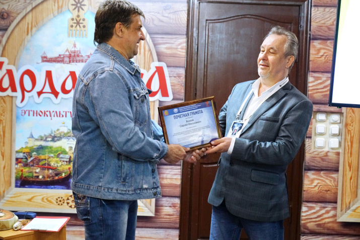 Игорь Пантюшов отметил лектора грамотой, фотоматериал Бориса Тишулина