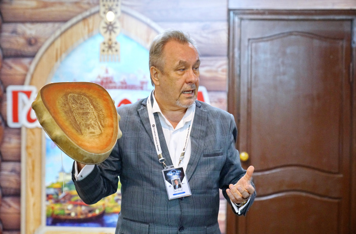 Лектор демонстрирует артефакты, фотоматериал Бориса Тишулина