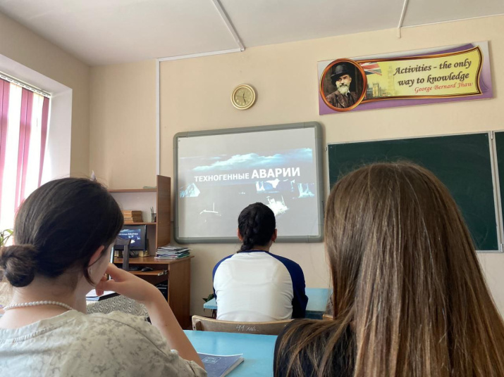Видеоконтент и слайд-шоу дополняют лекцию. Фото предоставлено ДРО РГО