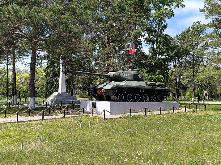 Мемориал боевому танку ИС-2 и героям ВОВ