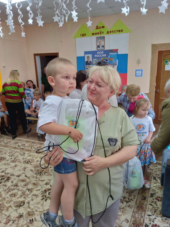 Вручение памятных подарков от Русского географического общества. Фото: Брянское областное отделение РГО