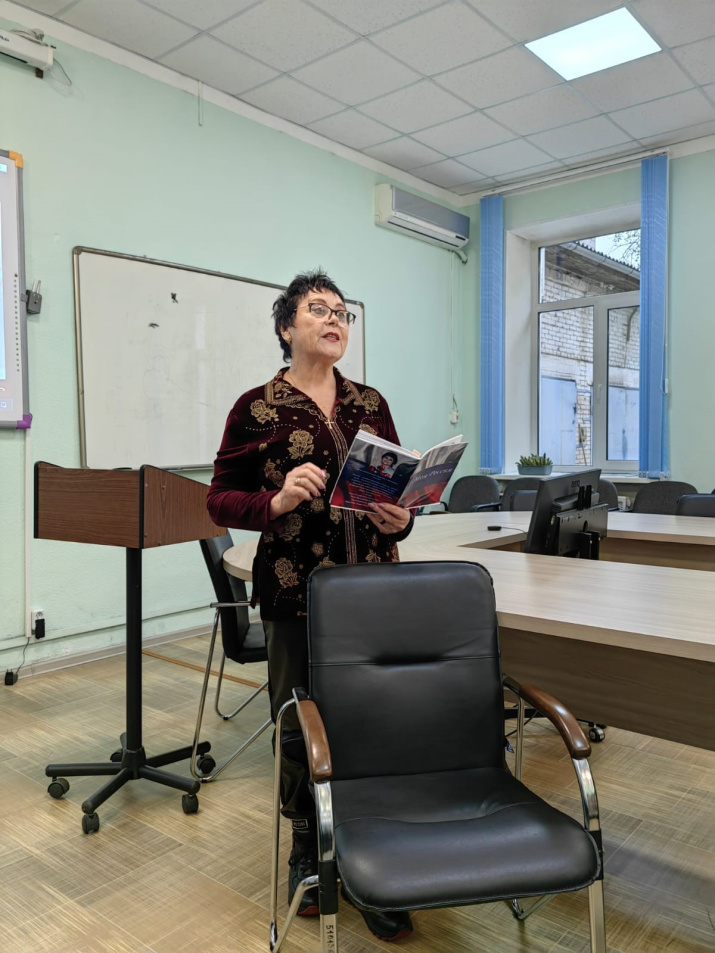 Биробиджанская поэтесса Мария Целуйко-Скуратова читает стихи. Фото: Денис Фетисов