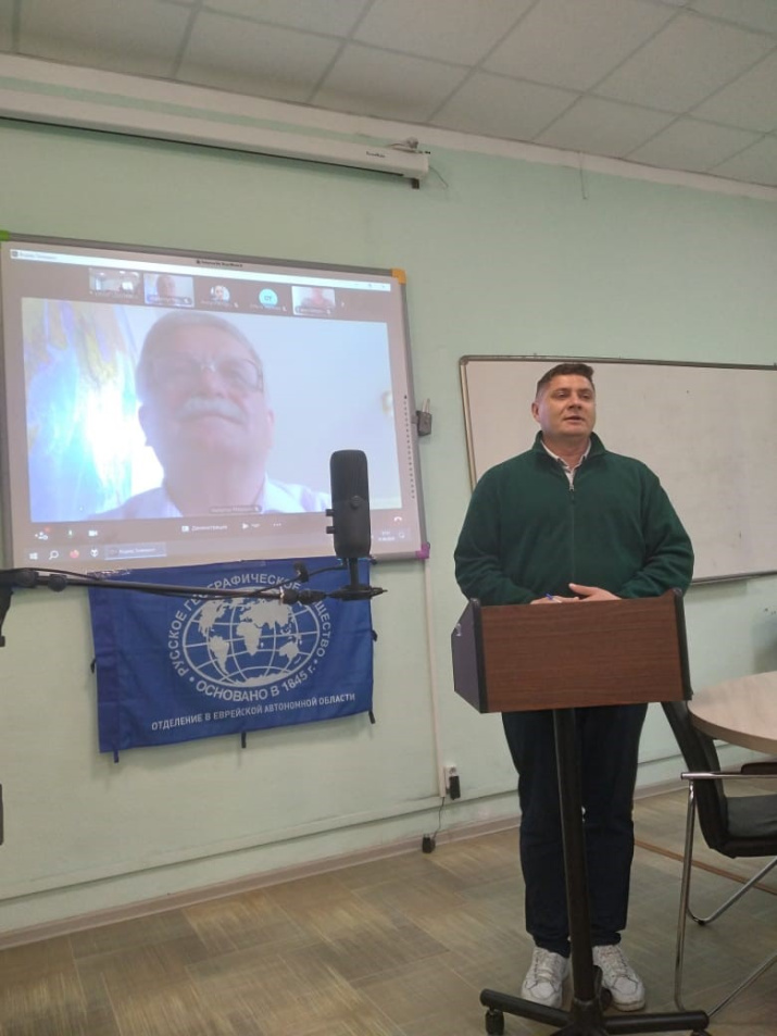 Выступление директора ИКАРП ДВО РАН(члена РГО) Дениса Михайловича Фетисова. Фото: Галина Козленя.