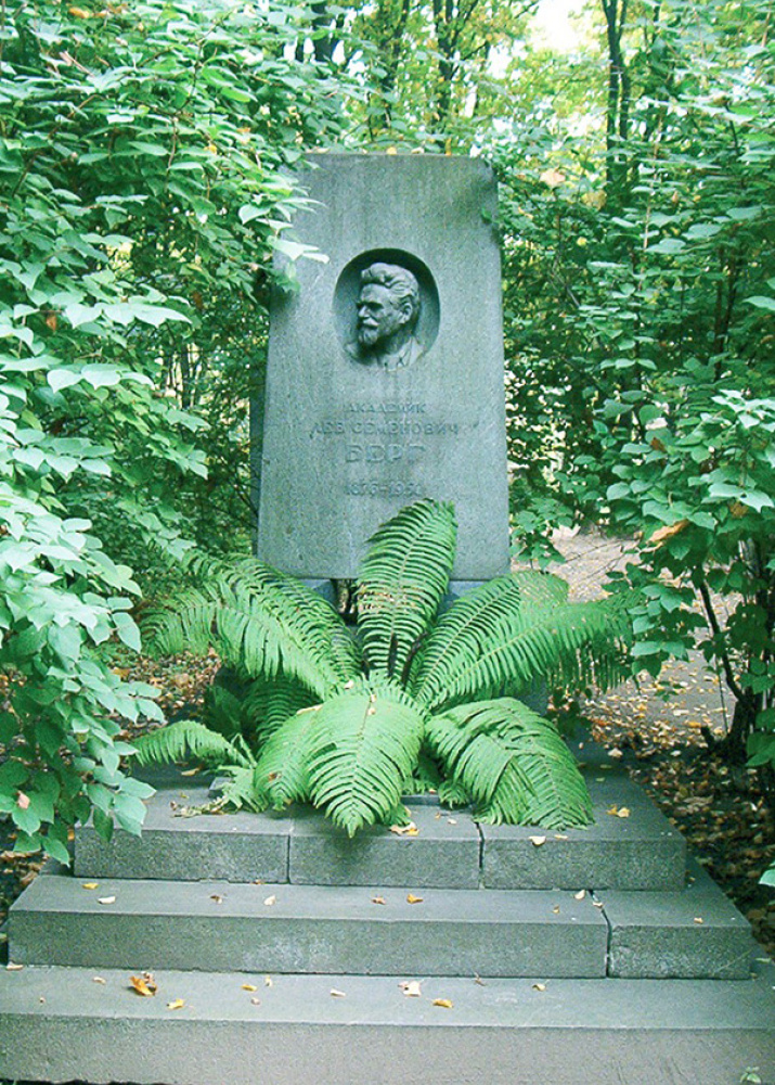 Л.С. Берг скончался 24 декабря 1950 г. в Ленинграде. Похоронен на Литераторских мостках Волковского кладбища (участок 3, ряд 45, могила 2). Надгробие (скульптор В. Я. Боголюбов, архитектор М. А. Шепилевский) создано в 1954 г.