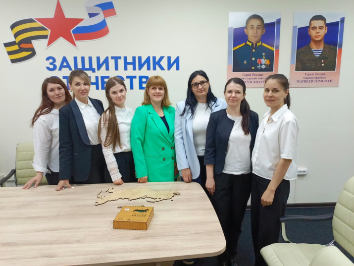 Команда победителей и председатель регионального отделения РГО в ЕАО. Фото: Ольга Смольникова