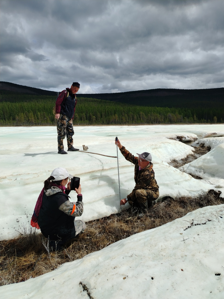 Обследование наледи. Фото:А. Петрова Обследование наледи. Фото:А. Петрова