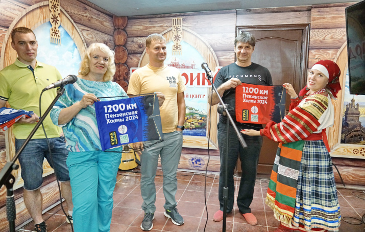 Передача подарков, фото Бориса Тишулина