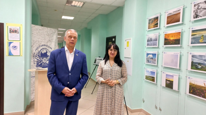 Ректор ЧГУ Андрей Александров и председатель Отделения РГО Инна Никонорова на открытии выставки. Фото Чувашского республиканского отделения РГО