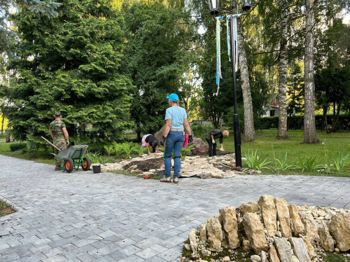 Работы по обустройству каменных тропинок к памятнику П.П. Семенову-Тян-Шанскому от аллеи РГО. Фото: Липецкое областное отделение РГО