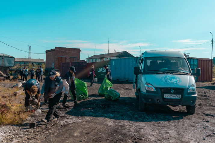 Очистка общественных пространств Хатанги. Фото: Георгий Широков