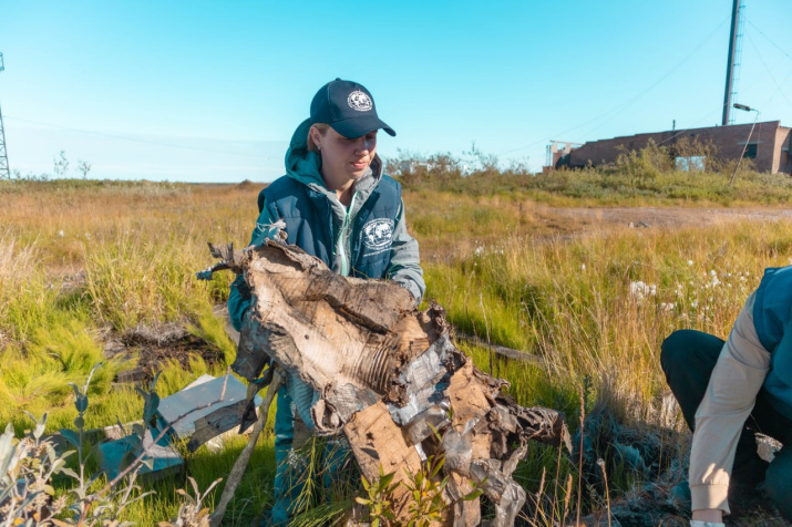 Волонтёры РГО очищают улицы Хатанги от бытового мусора. Фото: Георгий Широков