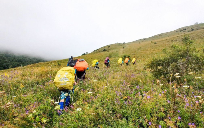 Омские школьники идут по маршруту в Северной Осетии. Фото: без автора
