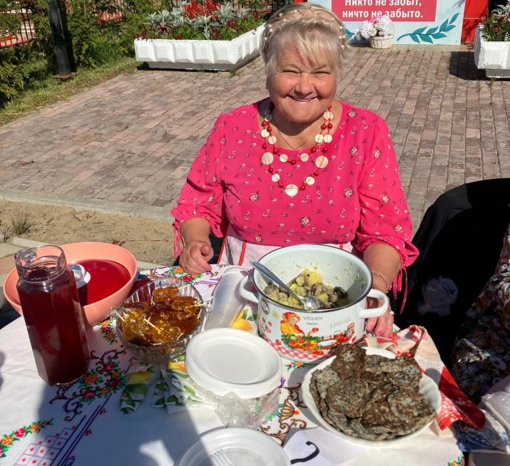 Мастерица угощает. Фото: Наталья Иванова