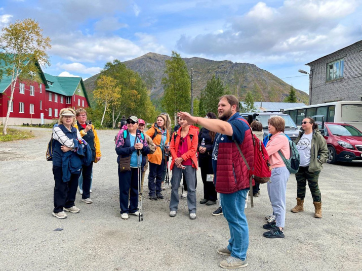 Евгений Боровичёв показывает направление на Тропу географов (фото: Вероника Данилина)