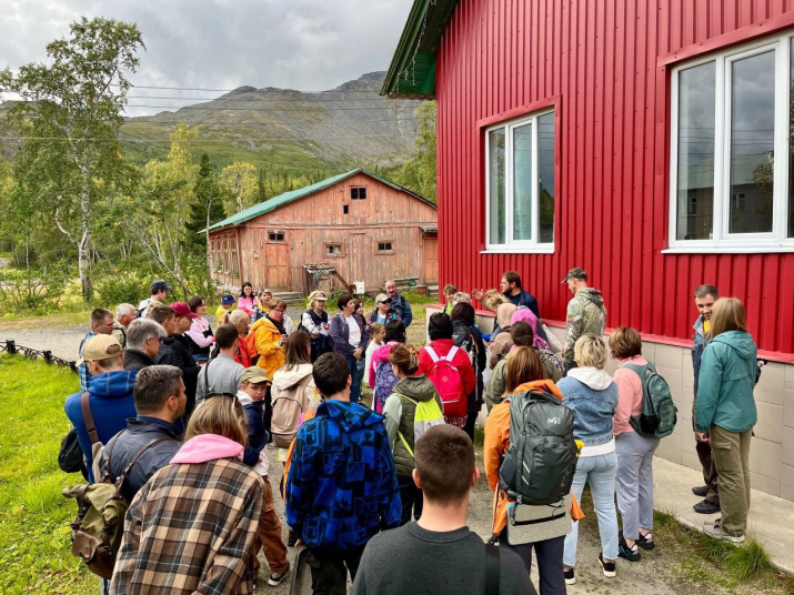 Евгений Боровичёв проводит инструктаж и рассказывает об истории появления Тропы географов (фото: Вероника Данилина)