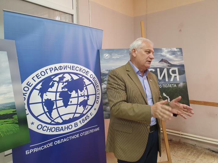Председатель Брянского отделения РГО - Заварзин О.В. на открытии выставки в санатории. Фото: пресс-служба Брянского отделения РГО