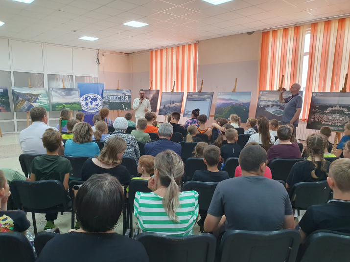 Выступление путешественника Константина Петрова. Фото: пресс-служба Брянского отделения РГО