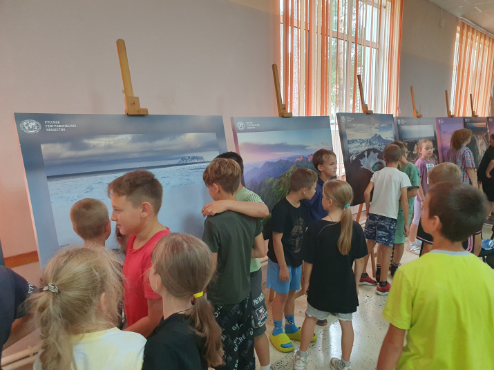 Отдыхающие в санатории «Жуковский» познакомились с выставкой «Россия с высоты птичьего полета». Фото: пресс-служба Брянского отделения РГО