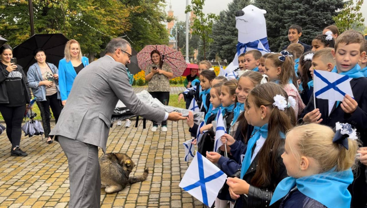 Алан Огоев вручает подарки школьникам. Фото: медиа центр СОГУ