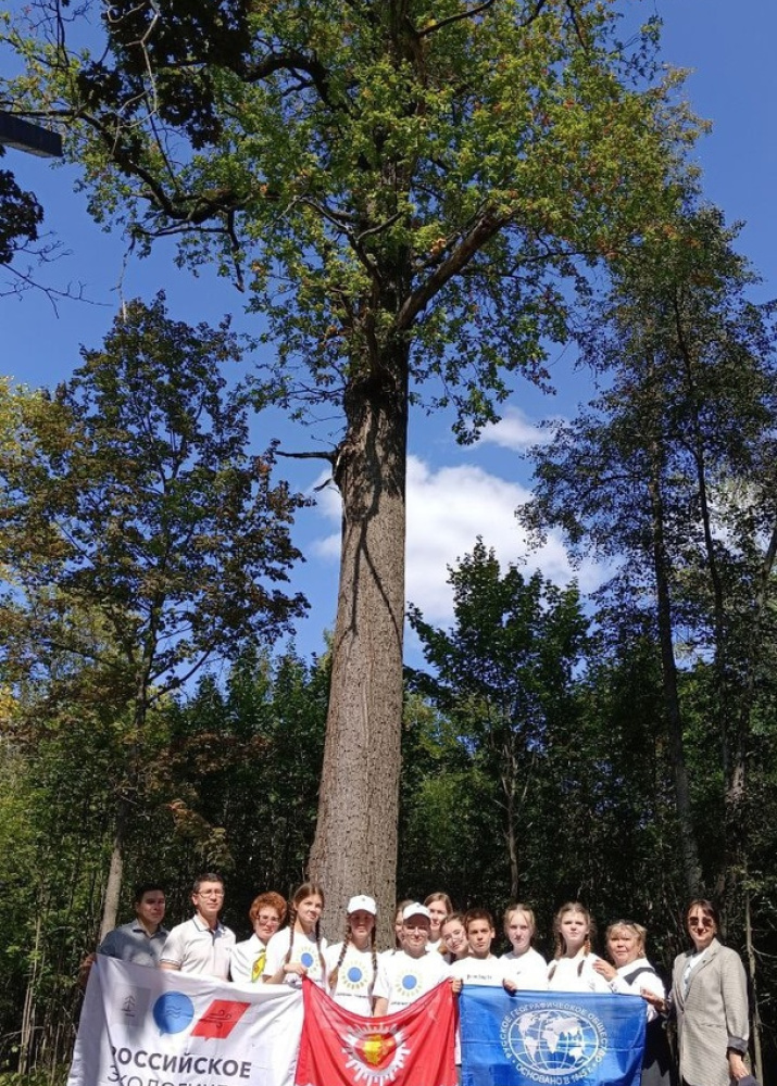 У дуба Петра Великого. Фото Чувашского отделения РГО У дуба Петра Великого. Фото Чувашского отделения РГО