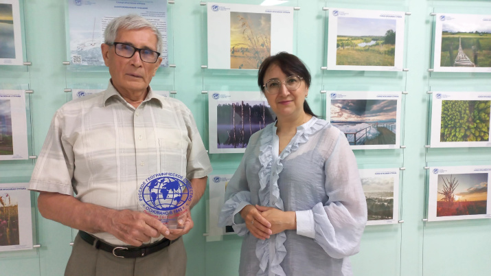 Вручение памятной статуэтки "Лучшая ГЕОдингастия" Ф.Карягину. Фото Чувашского отделения РГО