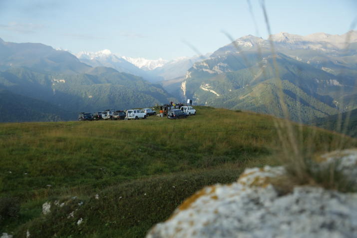 Главный "НЕурок географии. Вместе с природой" в КБР на рассвете с видом на Безенгийскую стену. Фото: Михаил Сенич