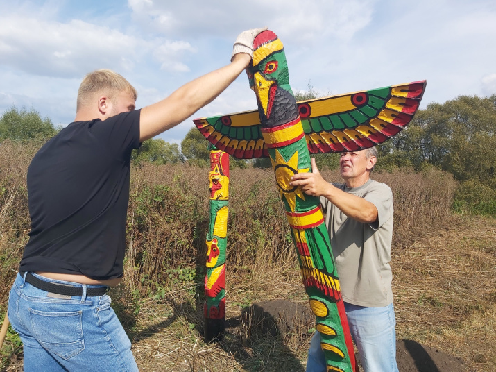 Установка тотемов, фото Галины Набатчиковой