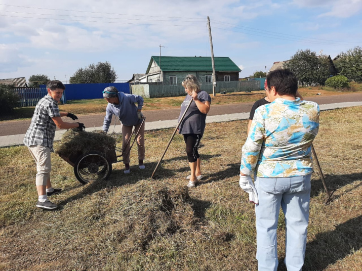 Жители села Николаевка- активные участники субботника, фото Галины Набатчиковой