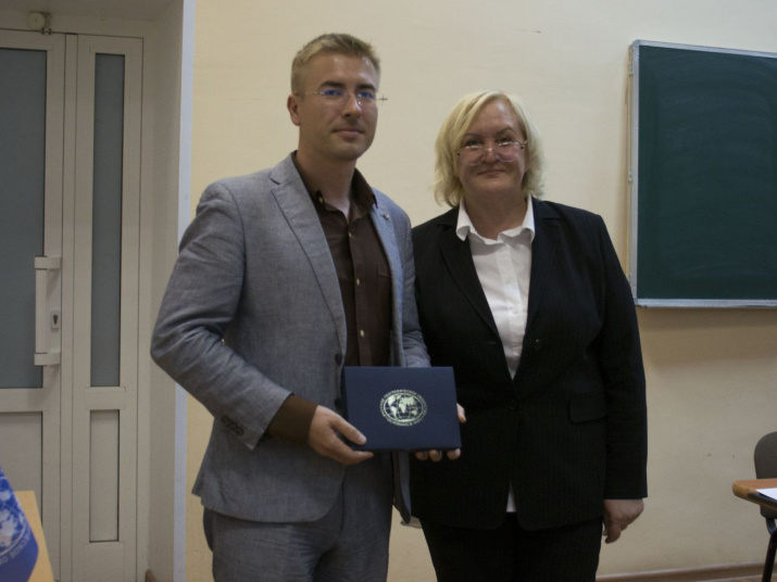 Галина Идиатуллина вручает членские билеты. Фото: Михаил Беляков