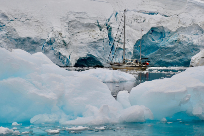 Яхта Lady Mary в антарктических льдах. Фото из архива Марины Клочковой