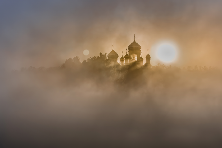 Рассвет над куполами. Встреча солнца и луны. Фотография - победитель. Фото: Надежда Захарова