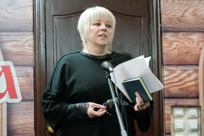 Ольга Токарева исполнила серьёзное, глубокое и проникновенное стихотворение, фото Бориса Тишулина