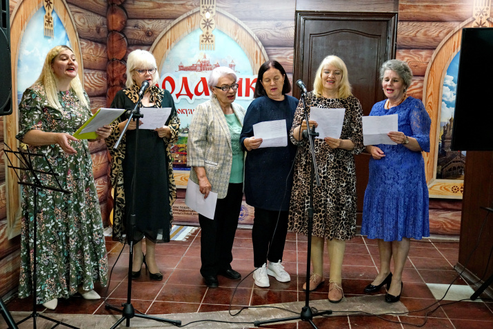 Завершился вечер дружным пением литературного гимна , фото Бориса Тишулина